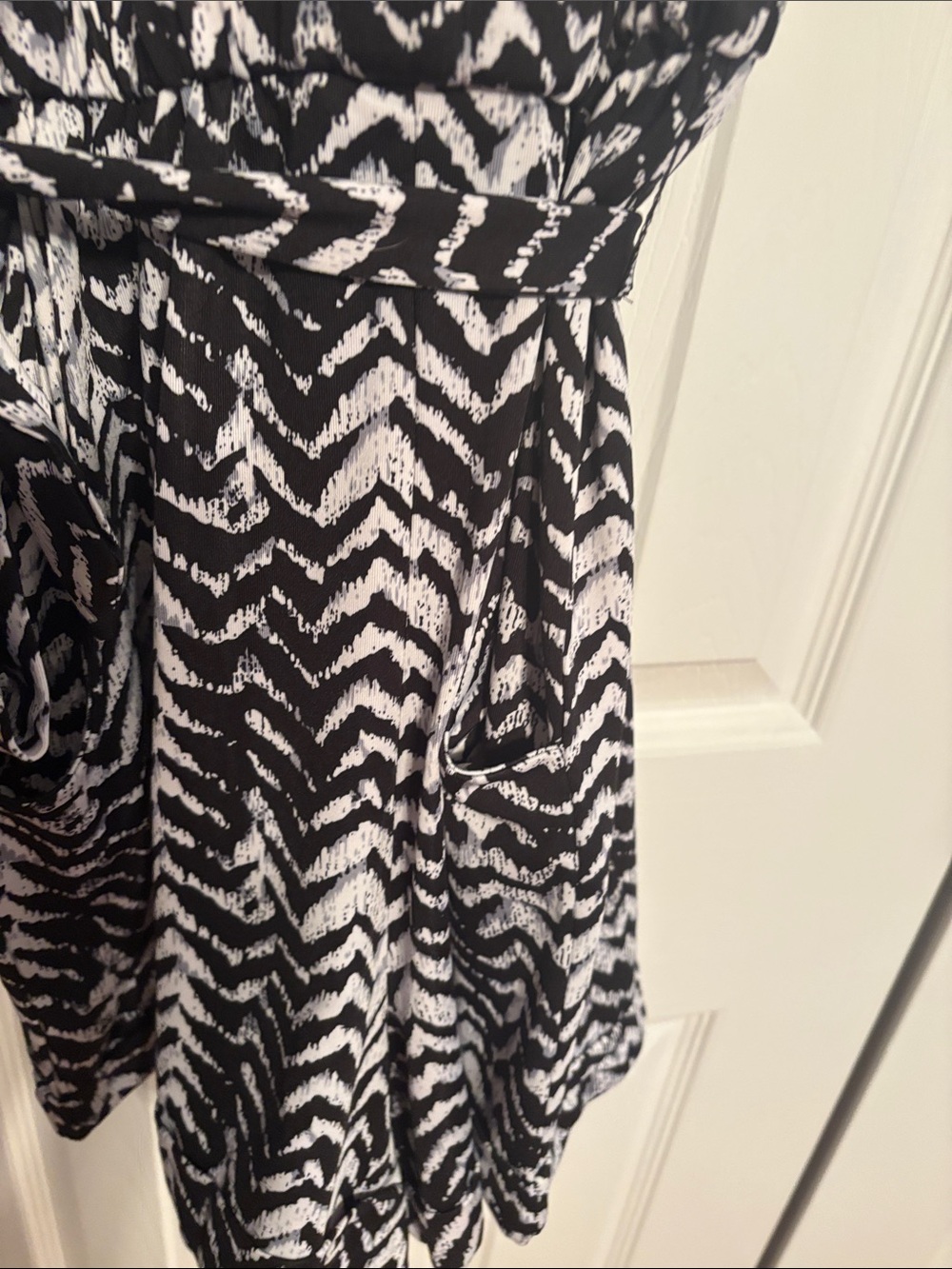 VENUS Black and White Sleeveless chevron print V-Neck Tie-Waist romper size XS - Picture 11 of 12